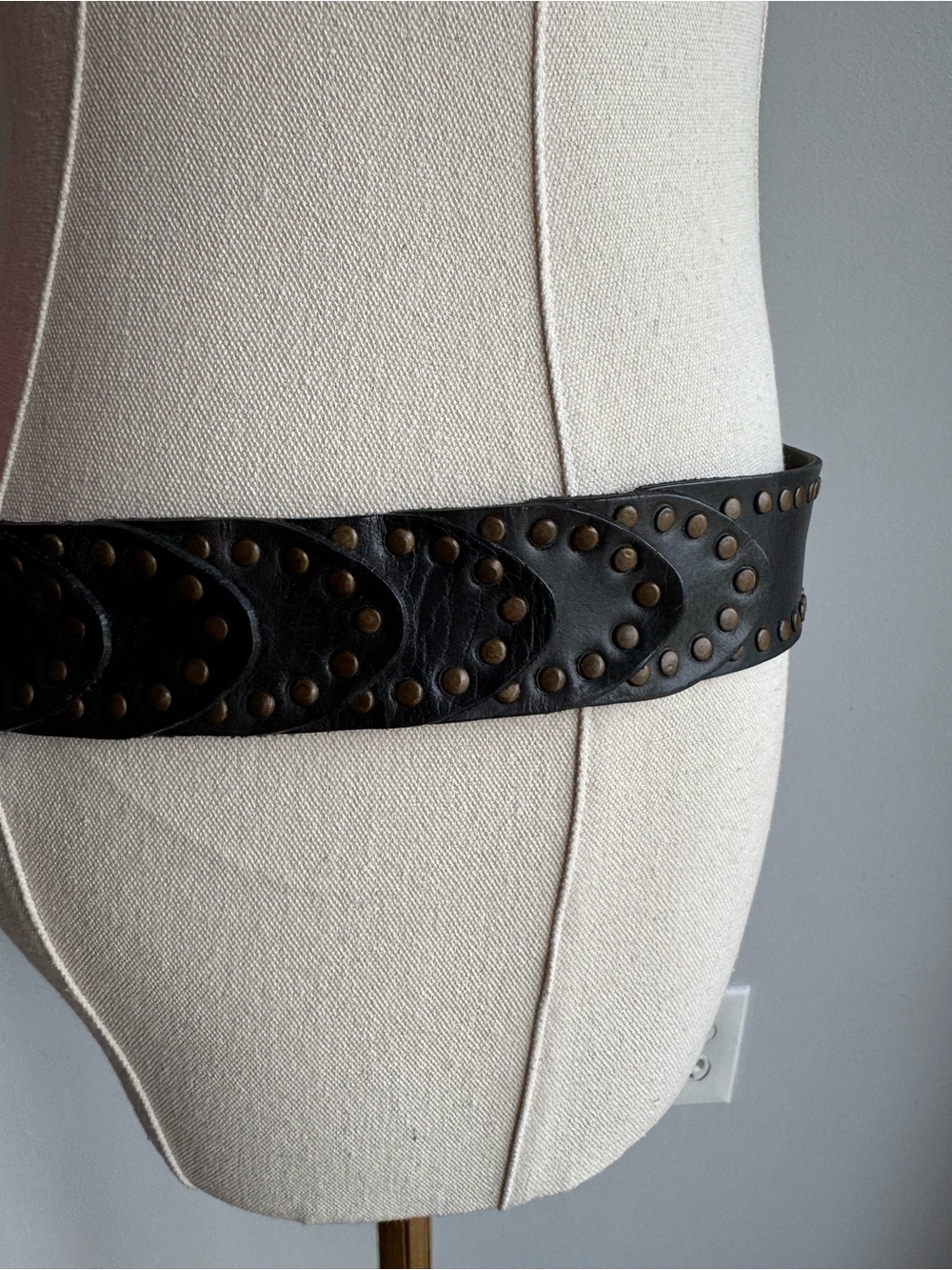 Y2K GUESS Leather Studded Belt Womens L Hammered Brass Disc Buckle Boho Western - Picture 6 of 15